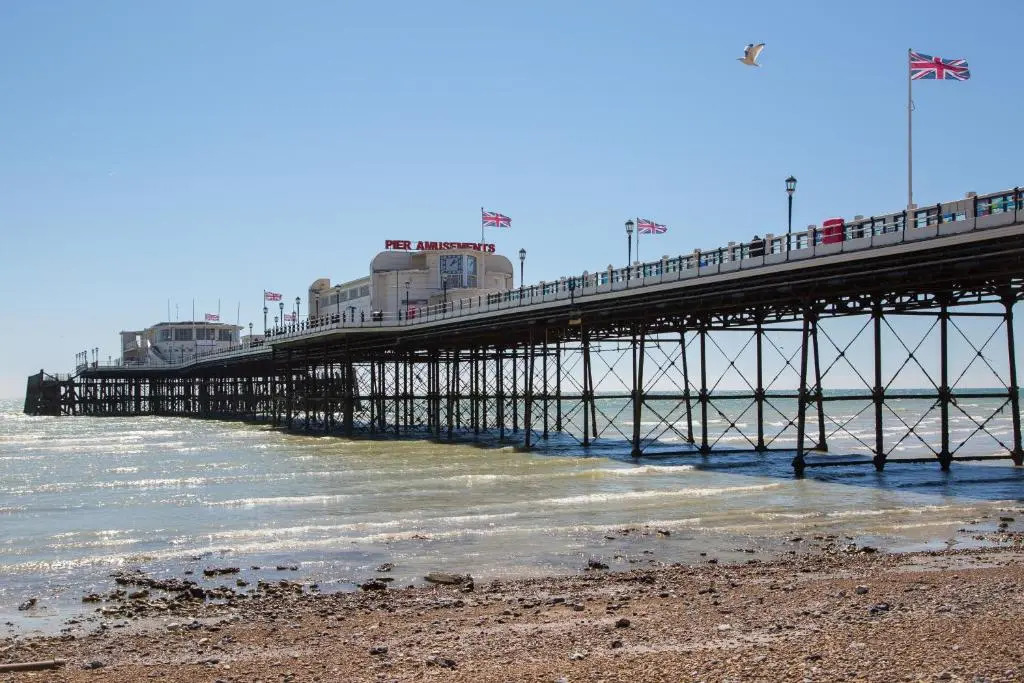 Gorgeous Central Studio with Balcony, 2 mins to Beach and Pier