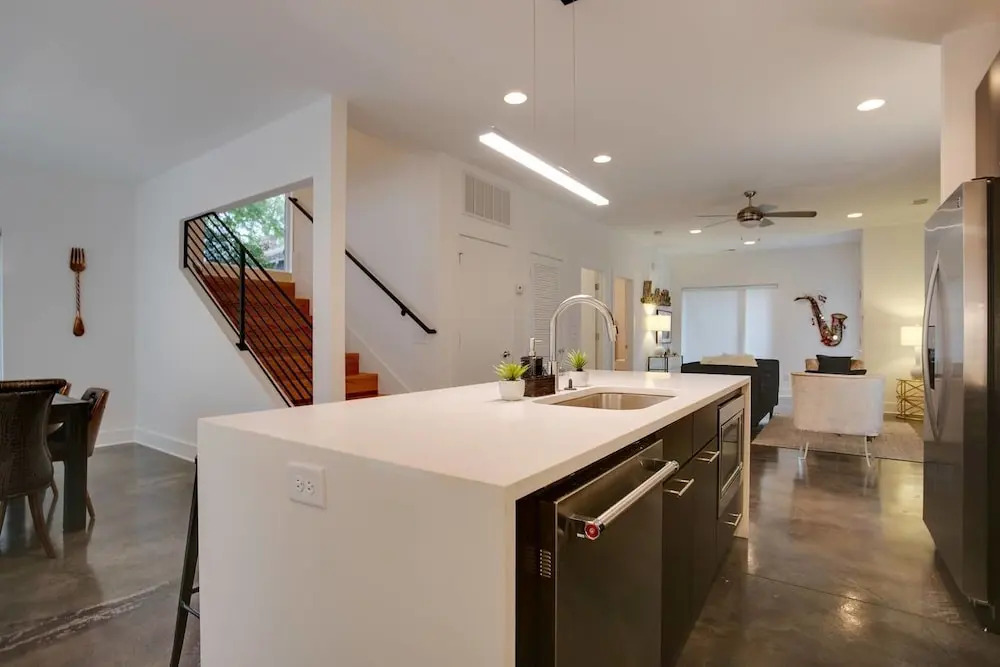 4br/3.5ba w/ Loft, Deck, & Ping Pong by Domio