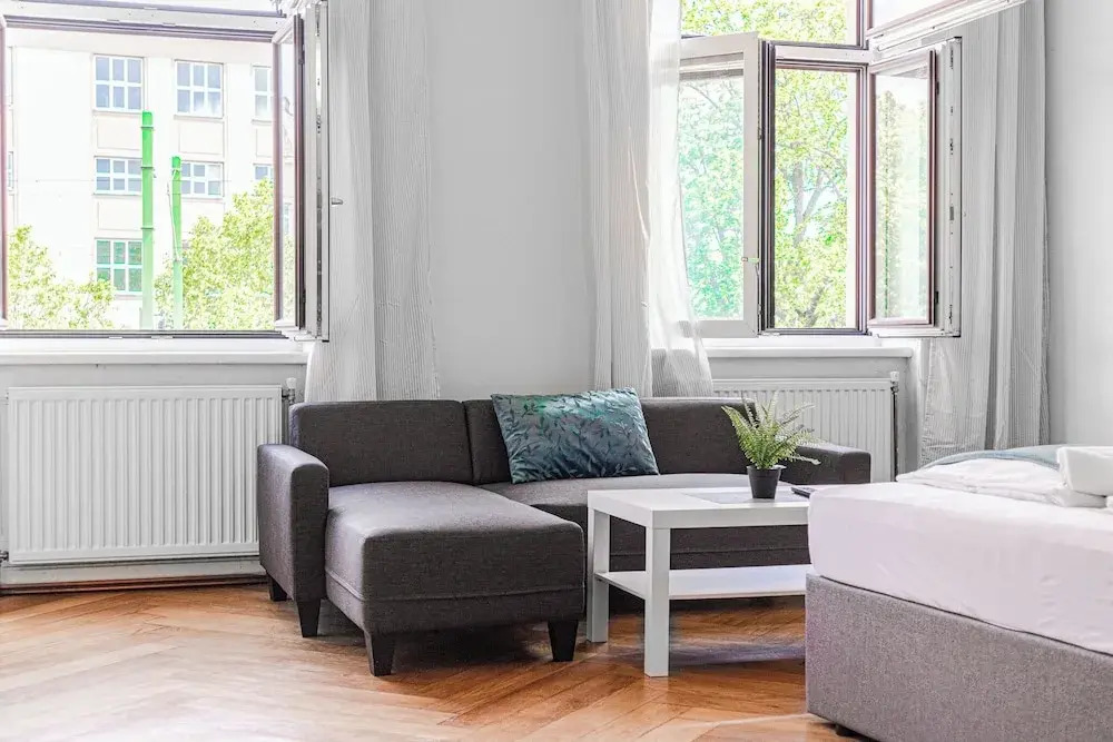 2BR Apartment Steps From AKH Center
