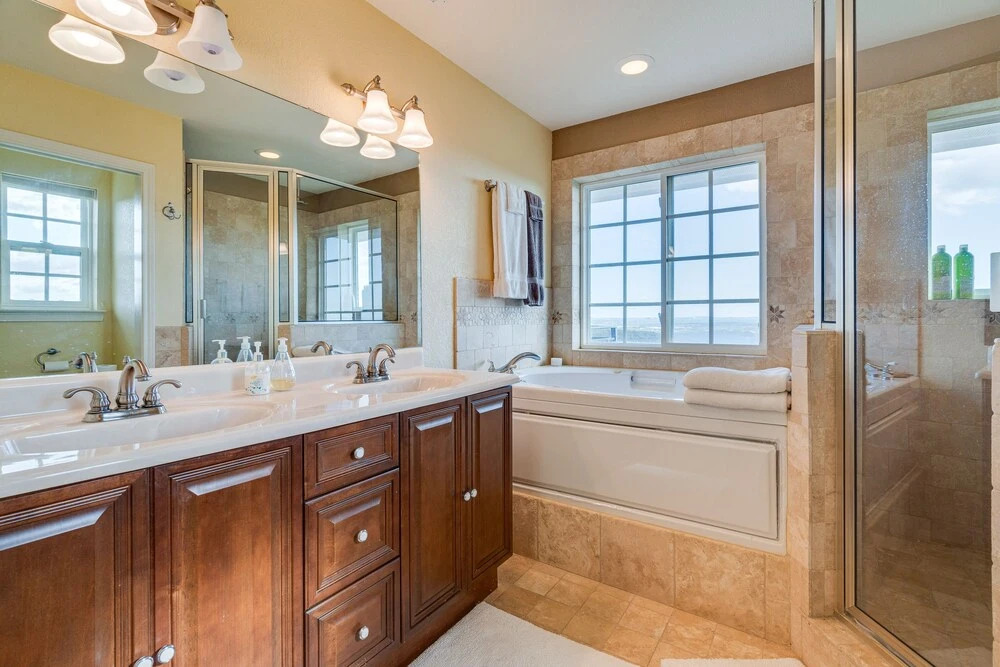 Jonestown Retreat w/ Deck: 6 Mi to Lake Travis!