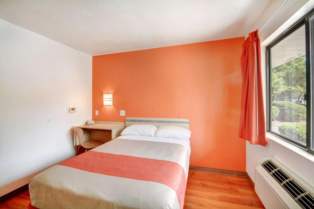 Motel 6-Southington, CT - Hartford