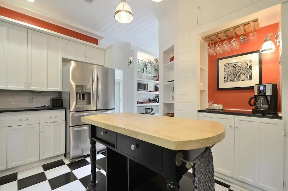 3BR 1.75BA Stylish Hyde Park House by RedAwning