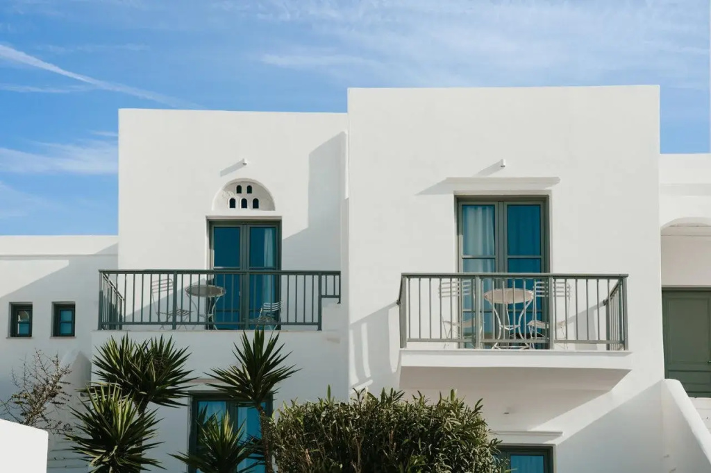 Mr and Mrs White Tinos