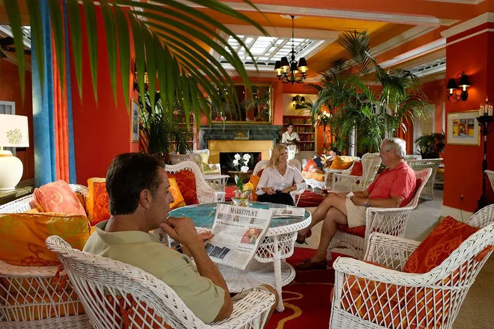 Colony Hotel & Cabaña Club