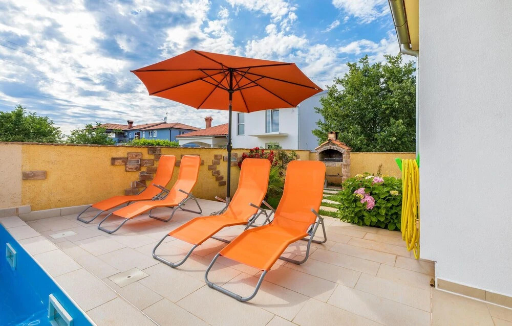 Four-Bedroom Holiday Home In Valbandon