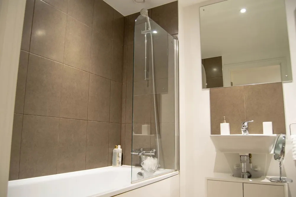 Stunning 2 Bedroom Apartment on the River Thames