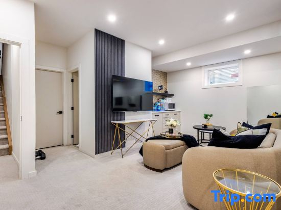 Cozy Luxury Suite with Private Movie Theatre
