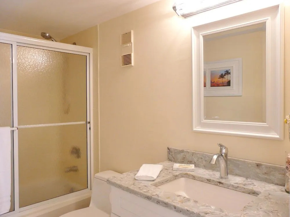 Inviting Condo on Beach With Pool and Tennis Courts