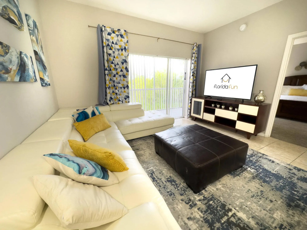 Comfortable Apart 4Bdrm3Bath- 4 miles to Disney