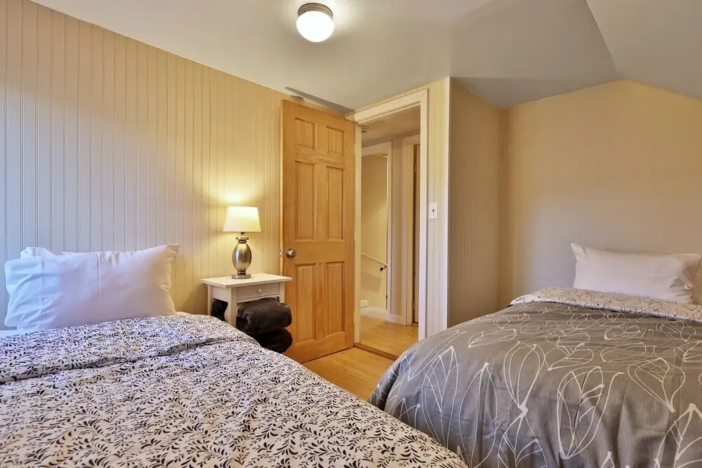 Your Ski Home: Powder Park Place - Upper Level. Close To Killington. Hot Tub. 4 Bedroom Home