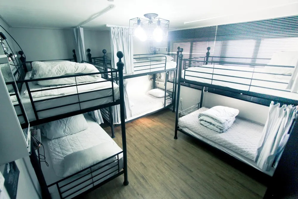 Travelholic Guesthouse - Hostel