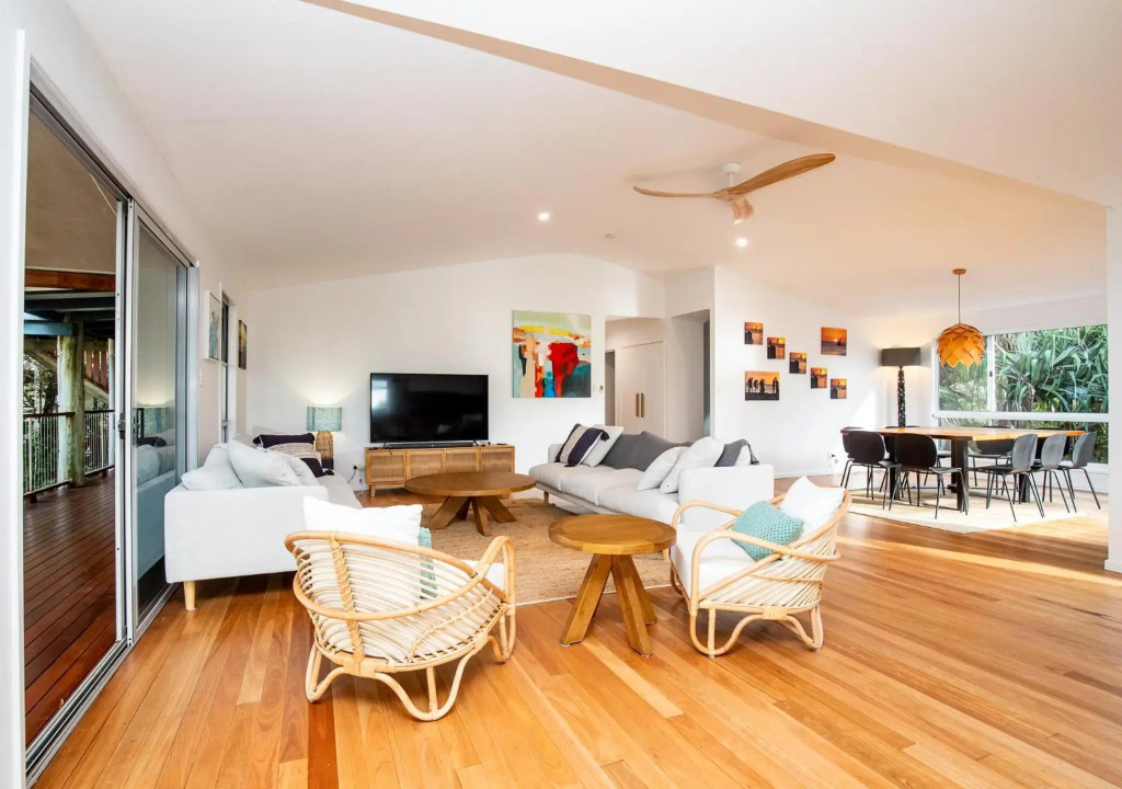 Surf Gums + Sleeps 8 + Pet Friendly + Ocean Views
