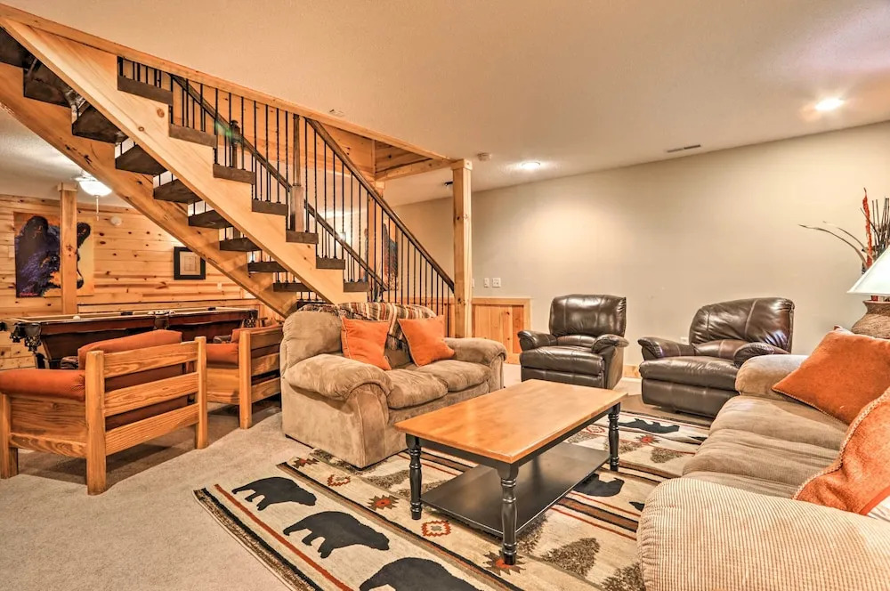 Log Cabin w/ Deck & Hot Tub: 5 Mi to Dollywood!