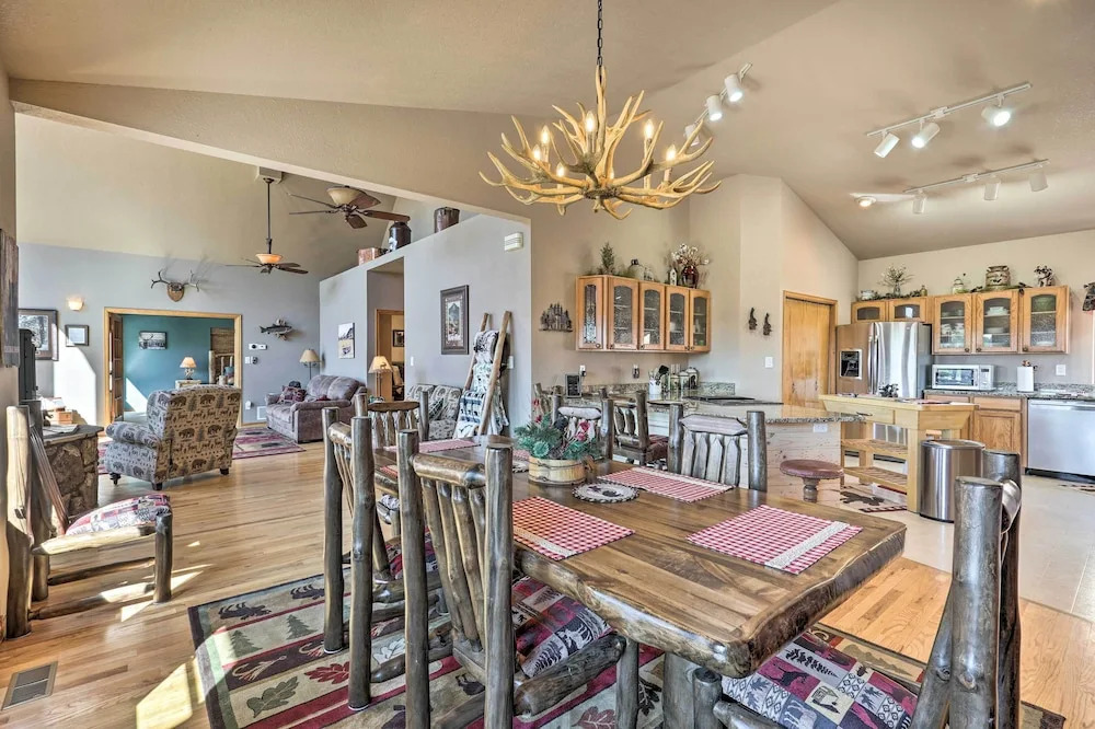 Mtn-view Cabin w/ Deck, 3 Mi to Cripple Creek!
