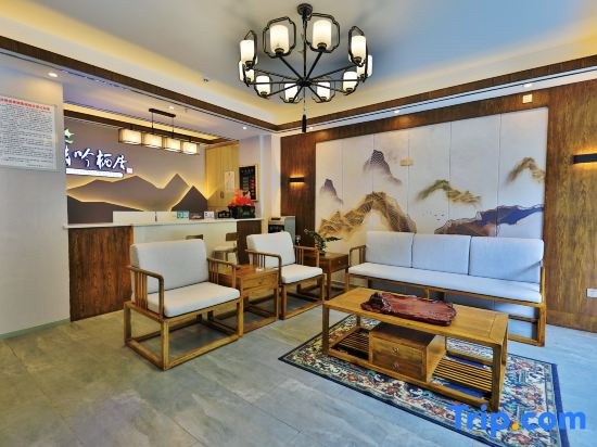 Hongya Qiliping Qingyinqi Juzhu B&B