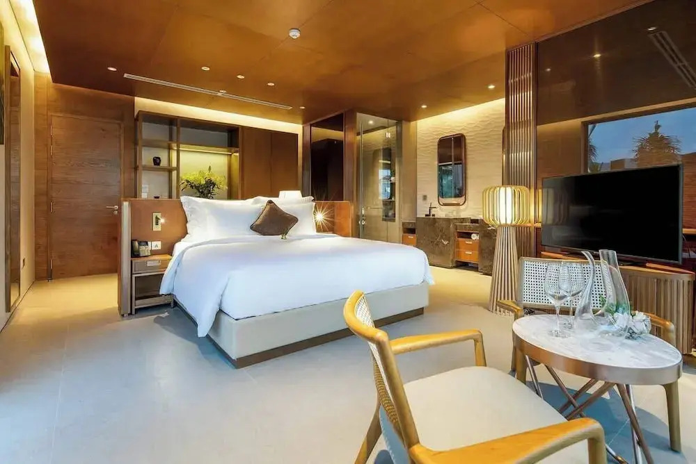 5BR Luxury Villa: Elite Services & Privacy