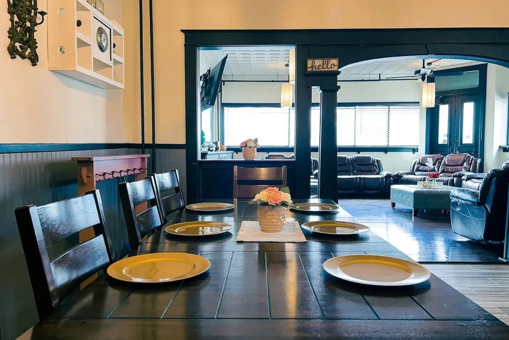 The Pub with Private Yard & Parking, Near the Falls & Casino by Niagara Hospitality