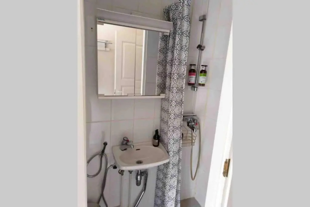 SELF-SERVICE apt 10 min from bus-&railway station, free bike!