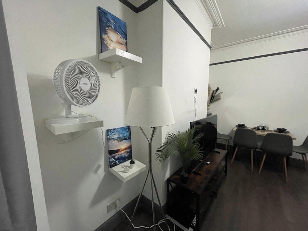 Large 4-bed Home, Free Parking, Near City Center