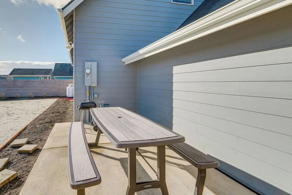 Ocean Shores Getaway w/ Fireplace & Hot Tub!