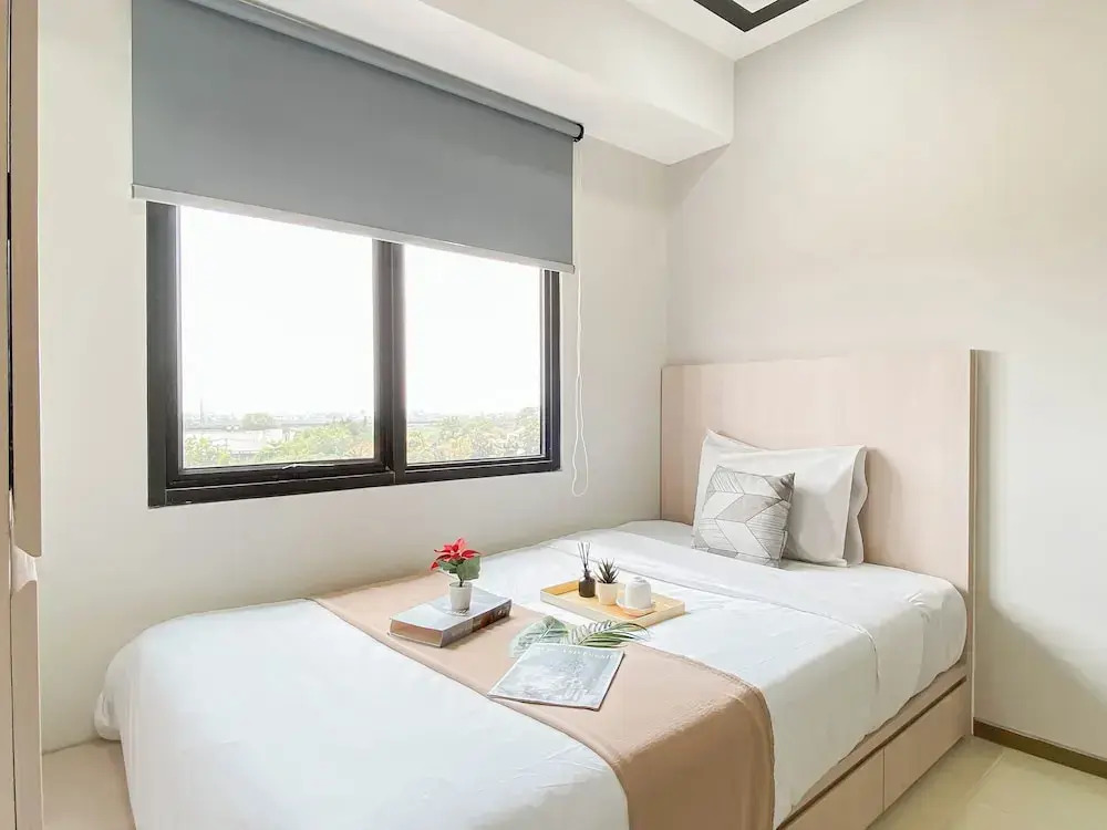 White Accent Studio At Apartment Meikarta Near Paramadina University