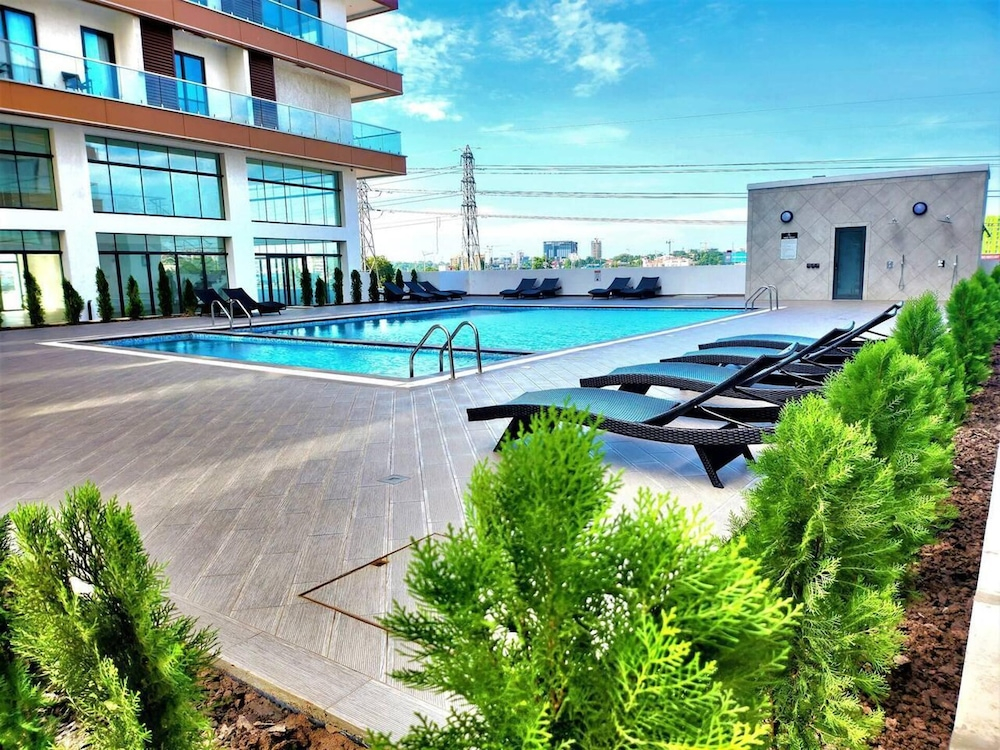 Fantastic Luxury Gem-5star Location, Pool, Gym