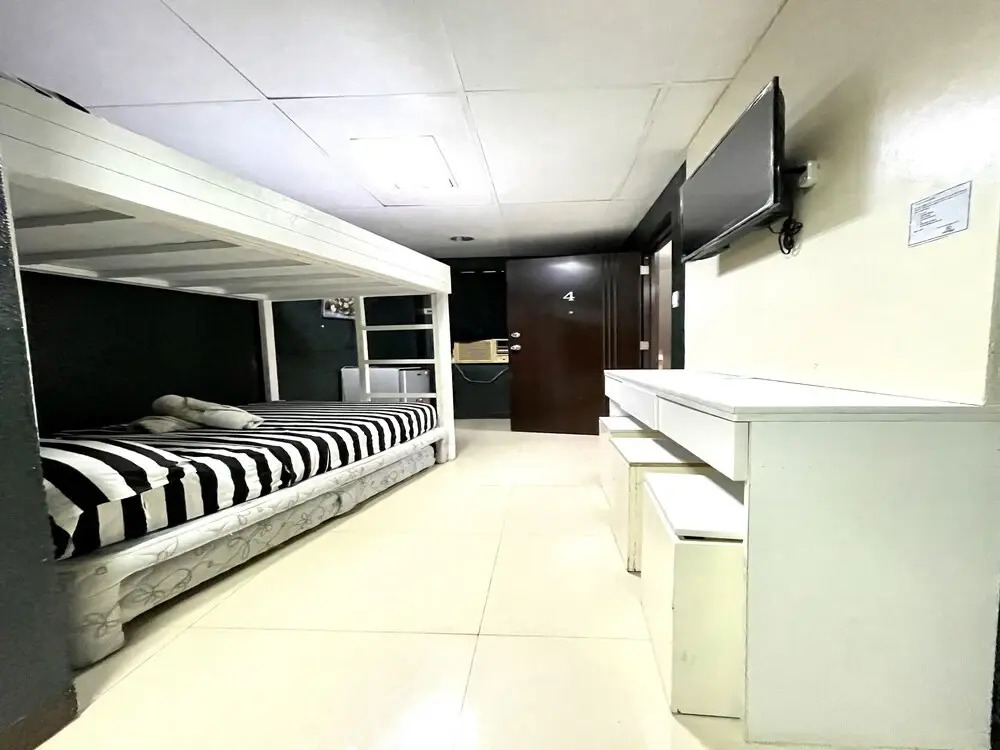 Super OYO 910 Sabaidee Suites