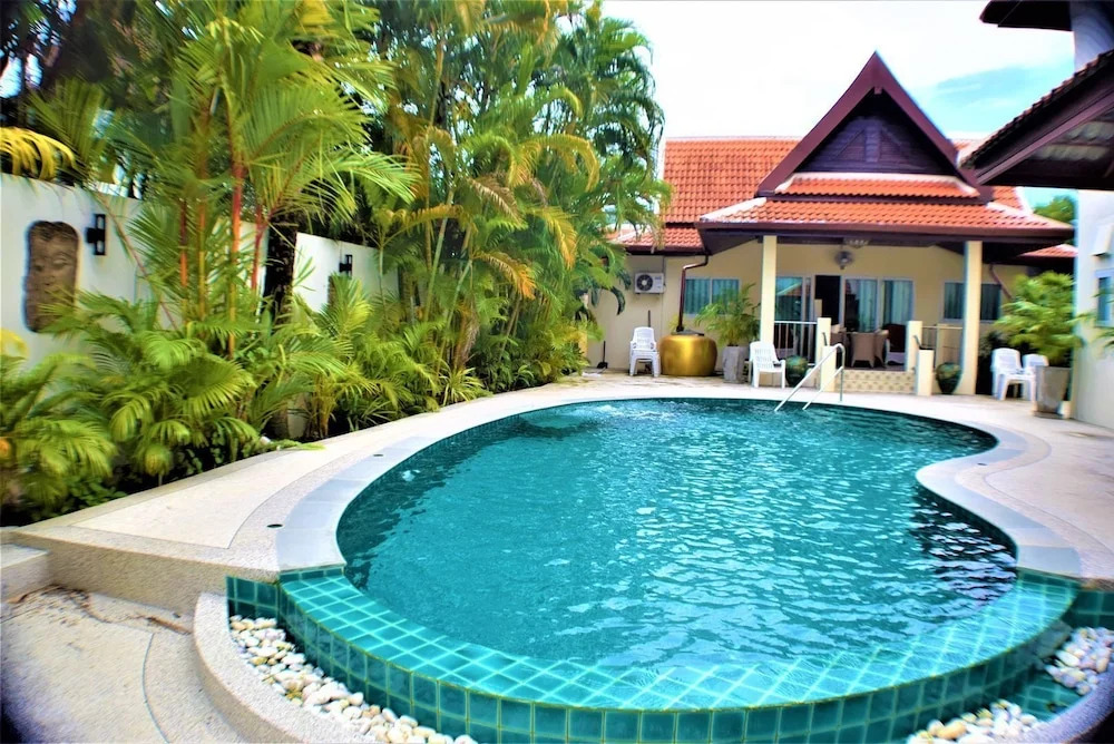 Very large Villa suitable for a large group up to 10 people or even 2 families