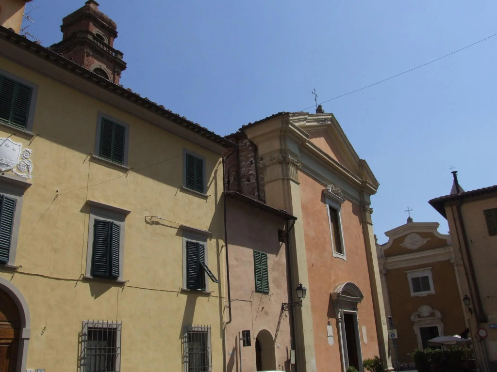 It 's located in the historic center of Pisa on the ground floor of a 17th century building