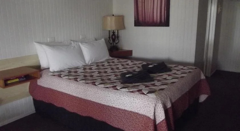 Country Roads Motor Inn