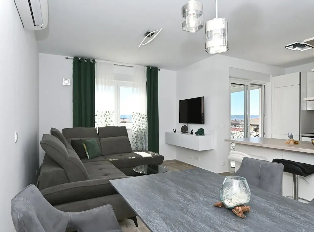 Stylish Kaštela Apartment With Modern Amenities and Free Parking