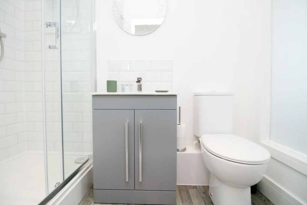 Affinity Serviced Apartments, 5 mins drive to City Centre, Free Parking, WiFi - by Stay South Wales