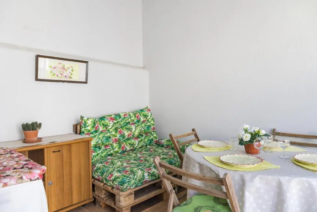 2 Bedroom house and Garden Lounge