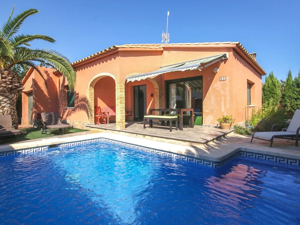 Luxurious Apartment in St Pere Pescador With Private Pool