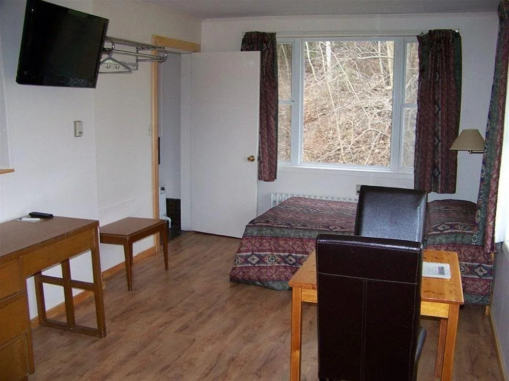 Dolan's Motel