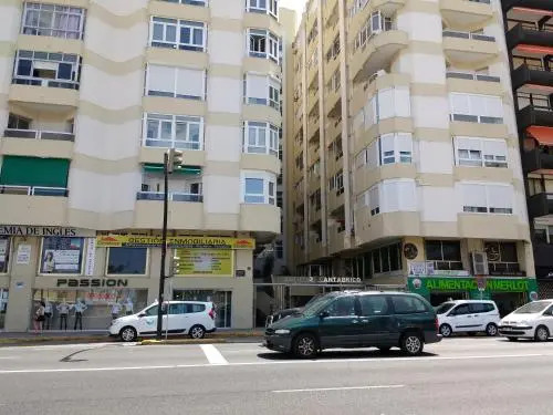 Apartamento Cantabrico junto a la playa y al Hospital Puerta del Mar