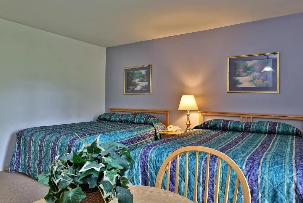 Cedarbrook Hotel Room w/2 doubles 101