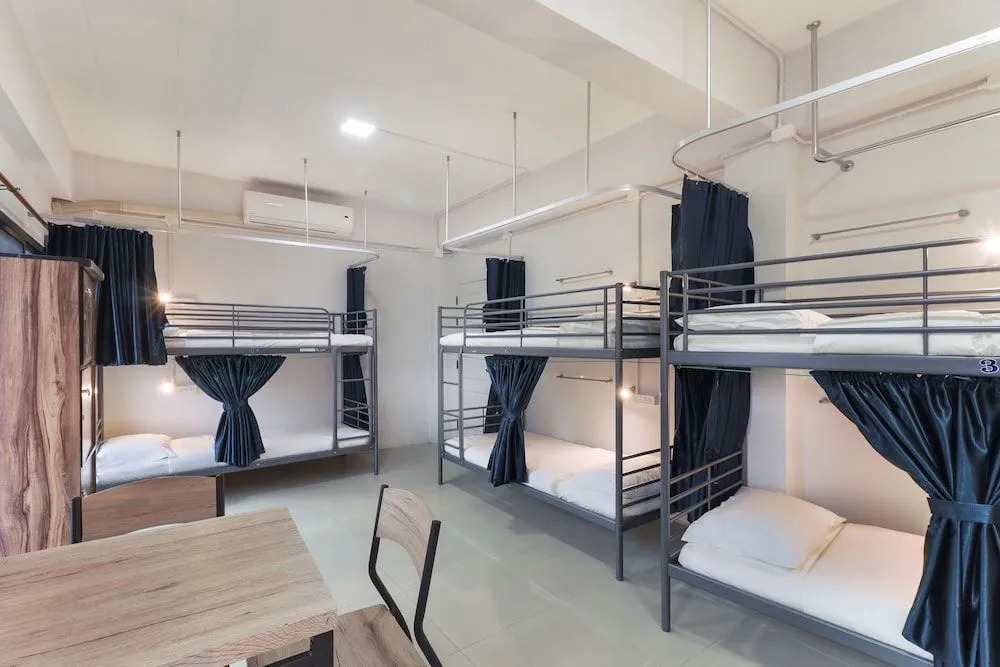 OYO 724 Green Light Cafe and Bed Hostel