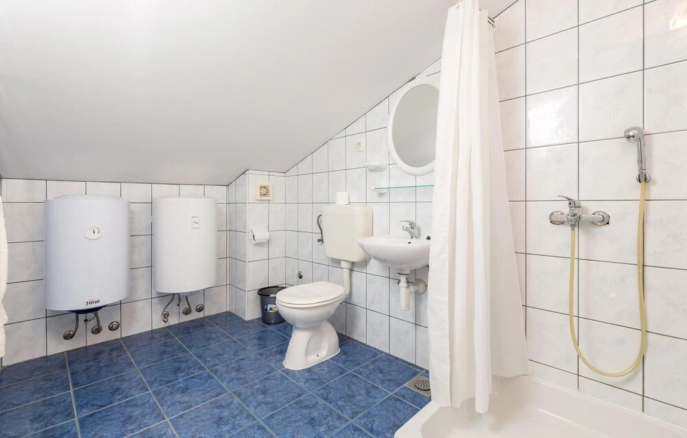 Beautiful Apartment in Lopar With 3 Bedrooms and Wifi