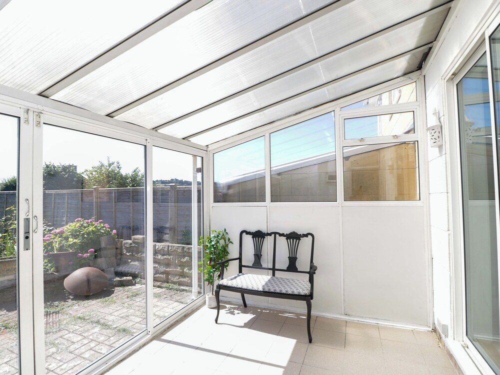 6 Newbridge Gardens