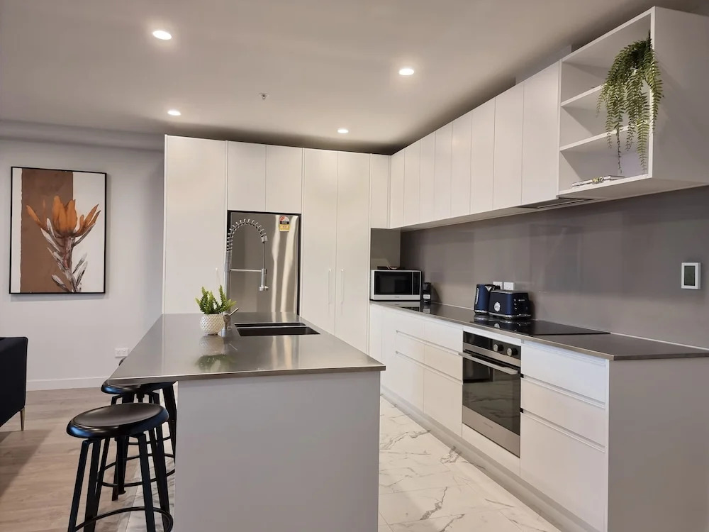 Luxe Apt w Harbour-Sunset Views -Parking