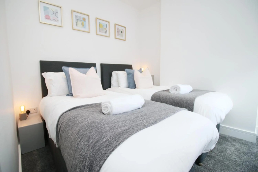Affinity Serviced Apartments, 5 mins drive to City Centre, Free Parking, WiFi - by Stay South Wales