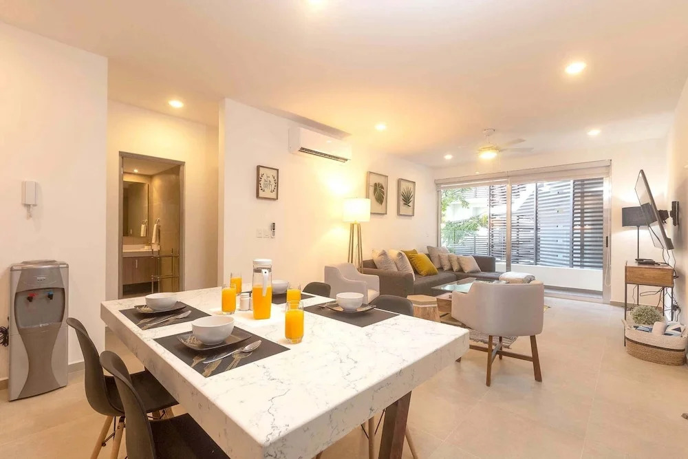 One Bedroom, Great Location, Large Roof Pool With Beautiful Views, Gym