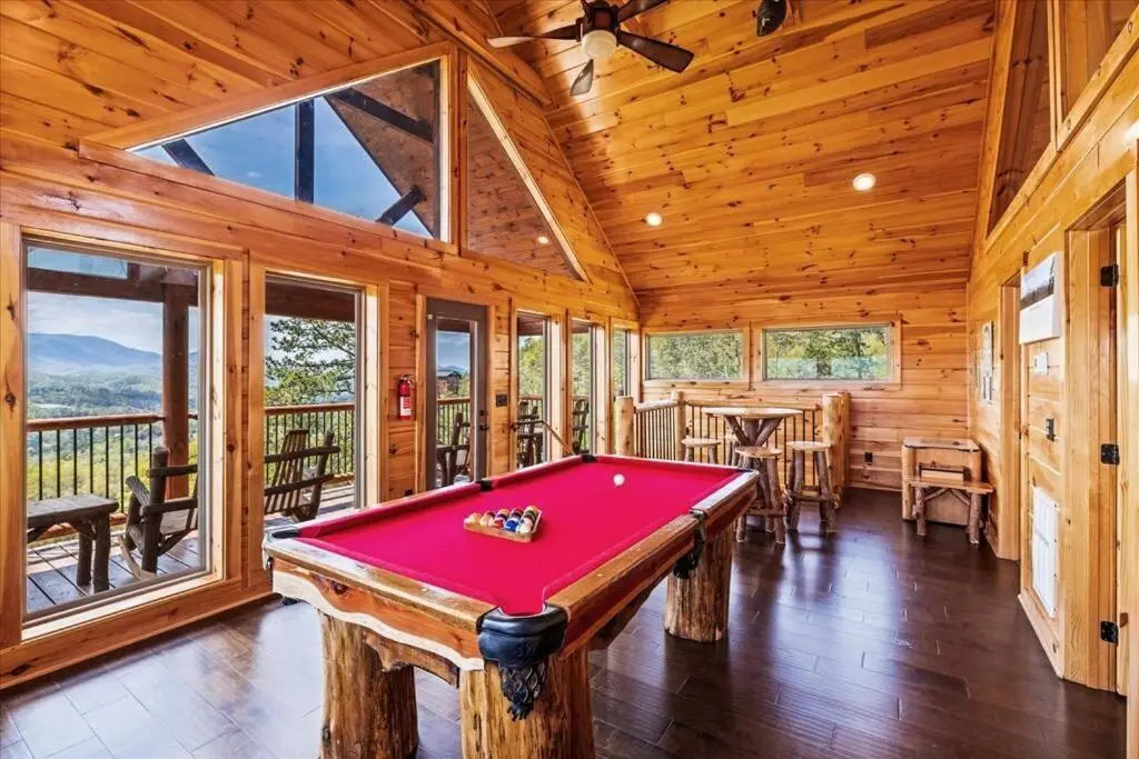 Amazing 3 Bedroom Cabin with Incredible Views