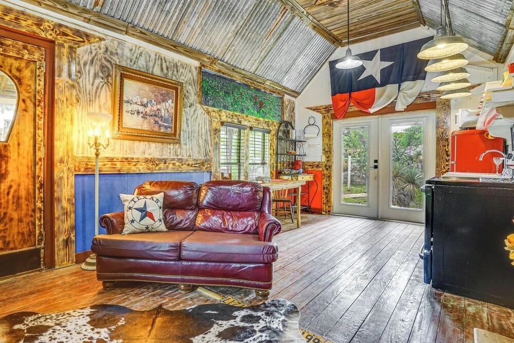 Walk to Granbury Square & Beach! texas Cottage