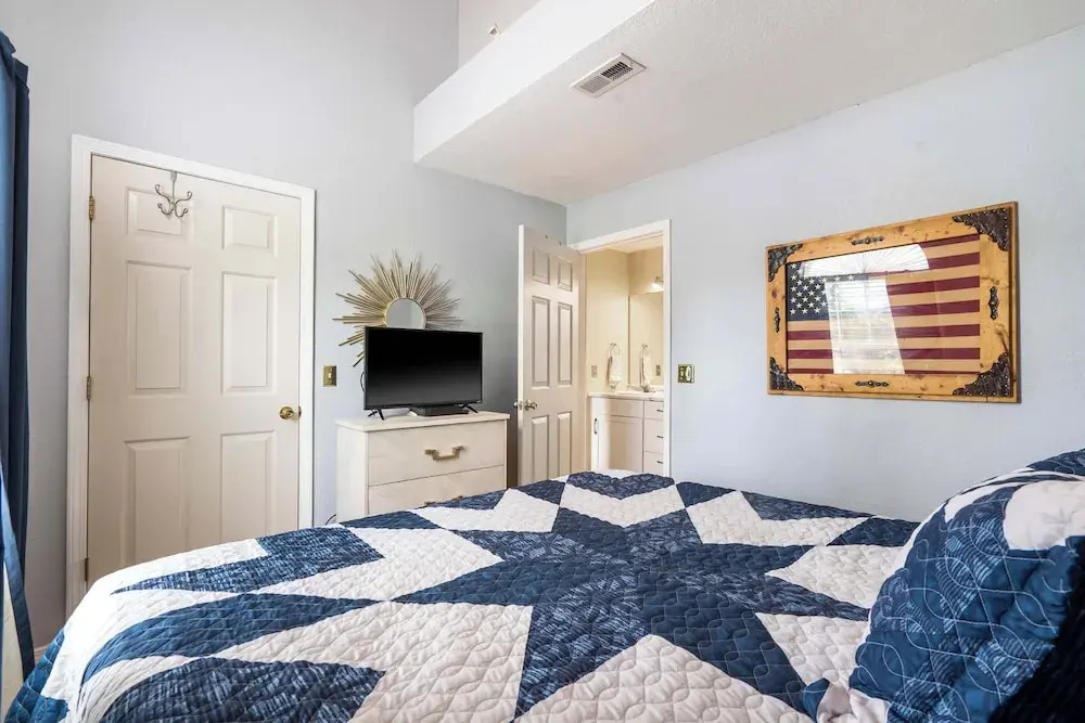 Warm Welcome Getaway Resort Stay for 6 With Amenities Near Downtown