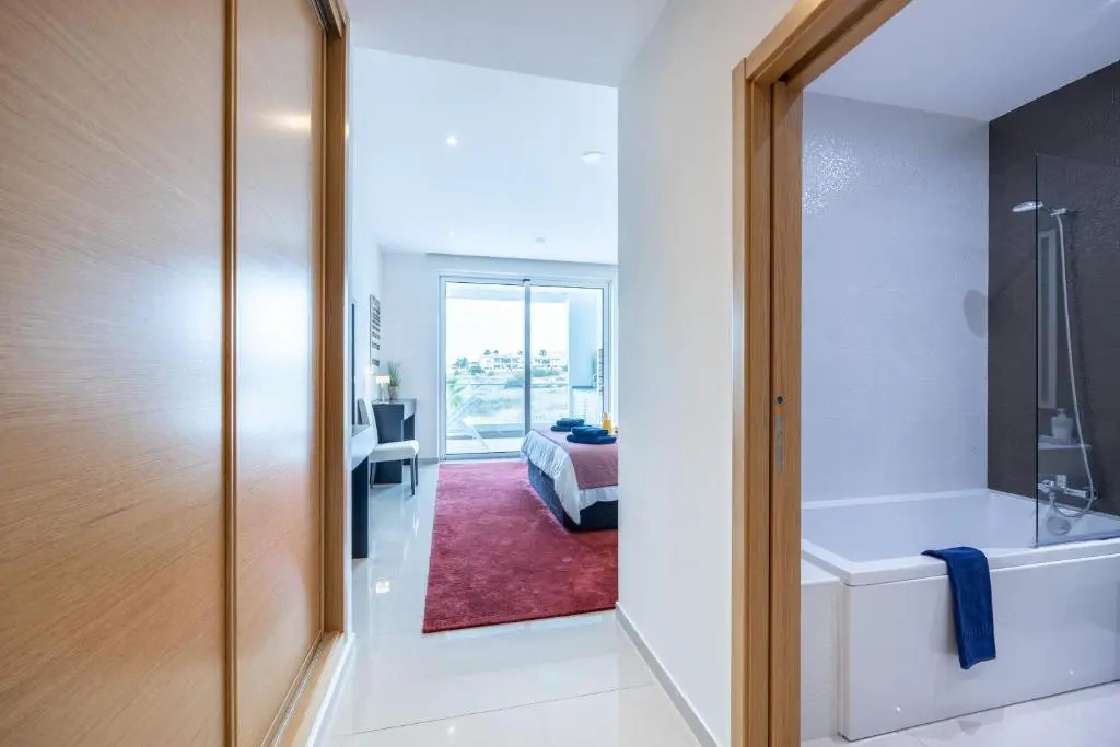 CoolHouses Algarve Lagos, 3 Bed modern Flat, outdoor, Indoor pools and SPA, Amor à Vida