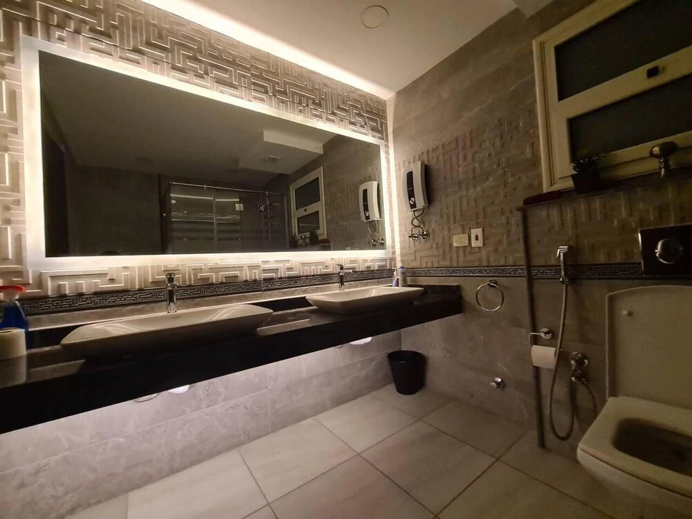 Spacious Executive Luxury Apartment With Balcony