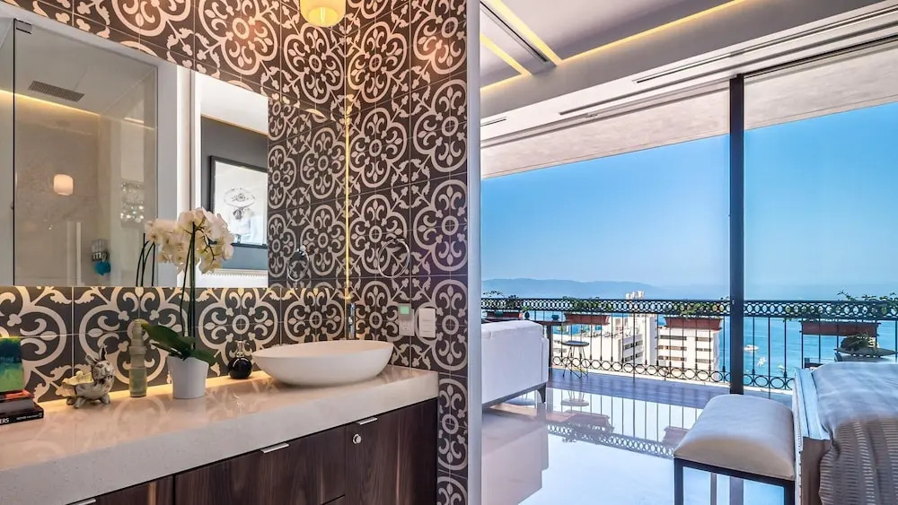 Pier 57-706 Spectacular Penthouse Romantic Zone Ocean Views