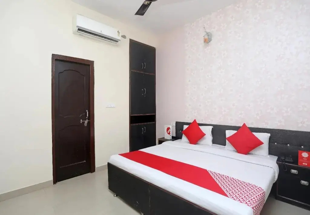 Oyo 17357 Hotel Royal Touch